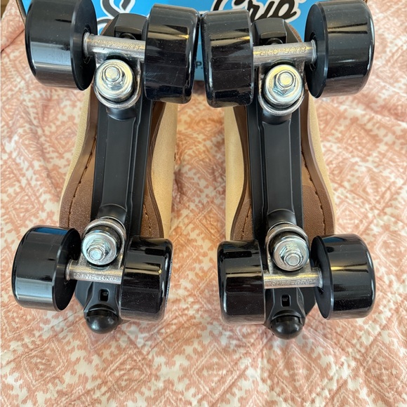 Sure-Grip Boardwalk Tan Retro Skates - Picture 7 of 12